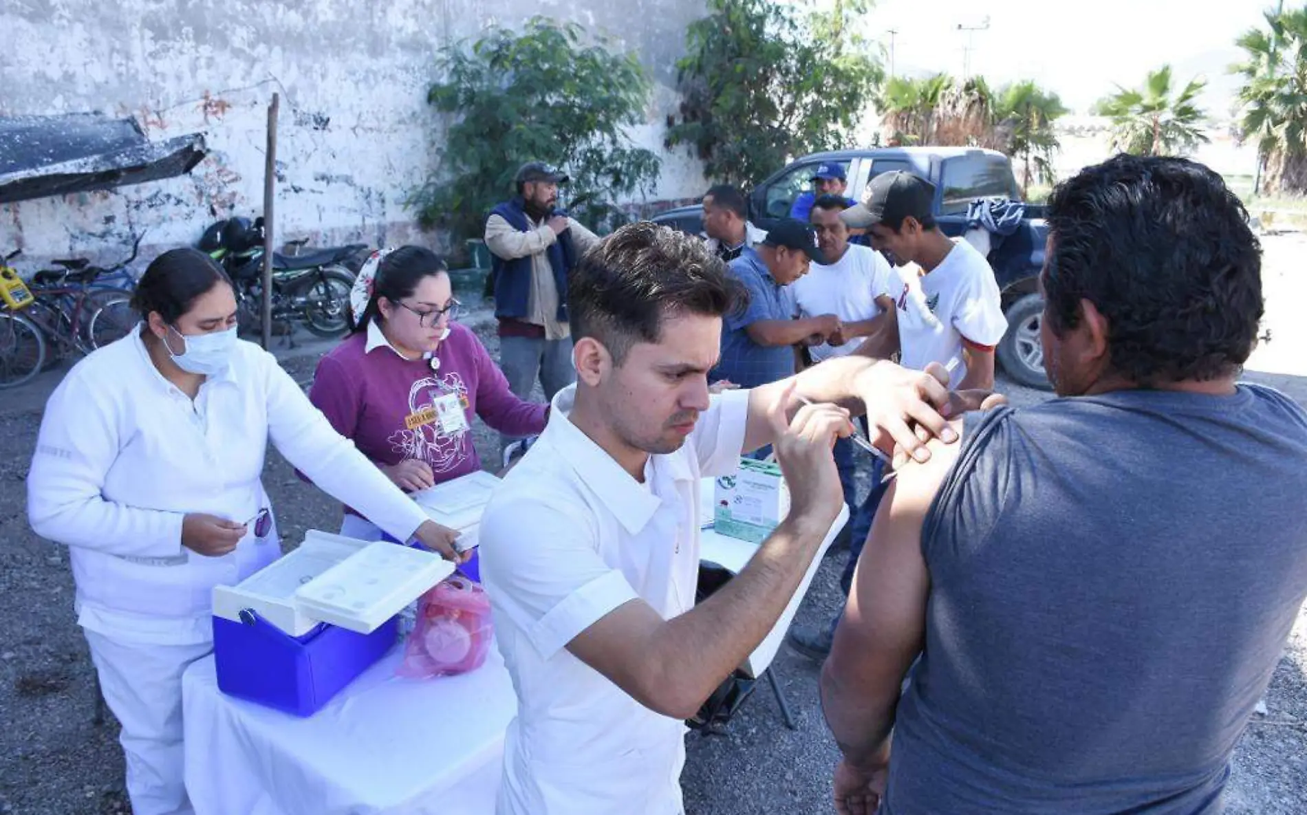 Completa esquema de vacunación a trabajadores de relleno sanitario en Lerdo